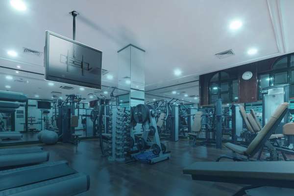 Flachbildschirm-Deckenhalterung mit verstellbarem Gefälle für 40-75" Bildschirme