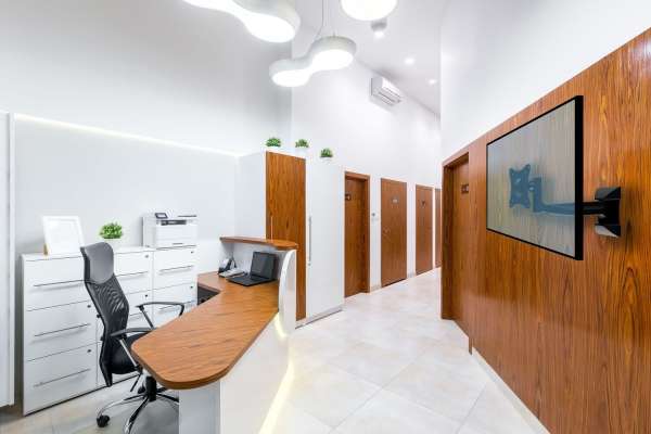 Schwenkarm-Wandhalterung für 10-29"-Bildschirme