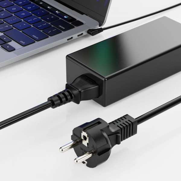 Netzkabel - Schutzkontakt Stecker gerade auf IEC Buchse (C13) gerade. Schwarz. 5,00m