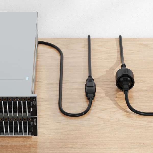 Netzkabel - Schutzkontakt Buchse gerade auf IEC Stecker (C14) gerade. Schwarz. 2,00m