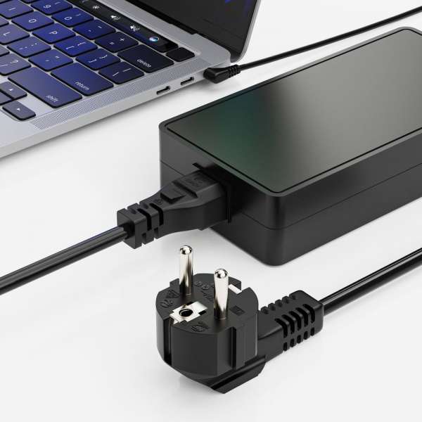 Netzkabel - Schutzkontakt Stecker 90° auf IEC Buchse (C5) gerade. Schwarz. 1,50m